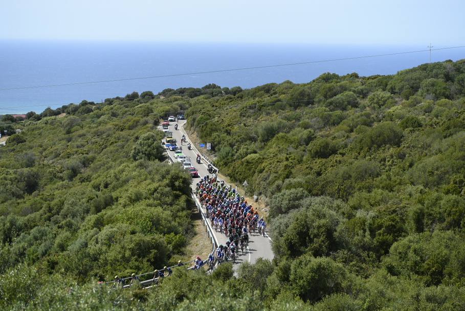 Vento, caldo, sole e mare: il volto pi bello della Sardegna fa da contorno alla prima tappa del Giro 100. Lapresse